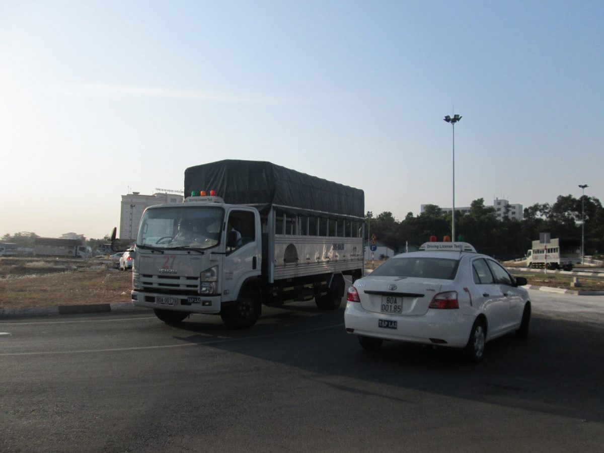 nên học bằng lái xe B số sàn hay C